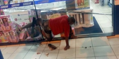 Mato Grosso - Homem tenta furtar loja e fica preso em vão de porta