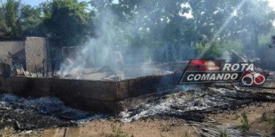 Polícia encontra corpo carbonizado debaixo de escombros de casa incendiada em Costa Marques/RO.