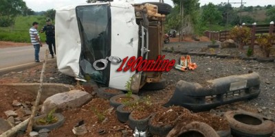 Alta Floresta -  Condutor de Fiat Ducato perde o controle da direção e tomba veículo, por sorte não houve feridos