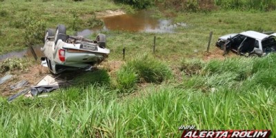 Rolim de Moura – Urgente! Hilux e Uno capotam na RO-383; havia 08 pessoas no interior dos veículos, uma delas ficou ferida