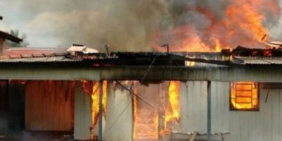 Mato Grosso - Teste de vazamento em botijão de gás causa explosão e incêndio e residência de idosos, em Juara