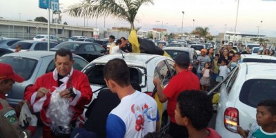 Brasil - Papai Noel paraquedista cai em carro durante pouso no shopping - VÍDEO