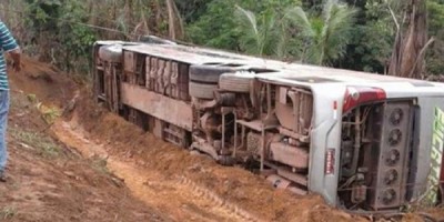 Acidente na BR-364 tomba ônibus e mata um em motocicleta, próximo a Ouro Preto