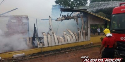 Rolim de Moura -  Residência de madeira é completamente destruída pelo fogo na linha 196