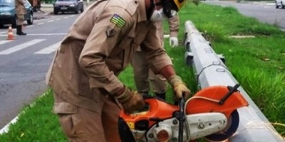 Brasil - Bombeiros encontram corpo dentro de poste
