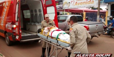 Rolim de Moura -  Motociclista é fechada por carro e após colisão acaba arremessada no canteiro central