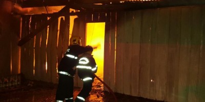 Rolim de Moura -  Fogo destrói parte de comércio no Bairro Bom Jardim