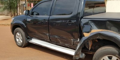 Rolim de Moura -   Uno colide na lateral de hilux que trafegava na contramão no Bairro Cidade Alta 