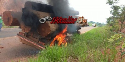 Alta Floresta -  Reboque é incendiado na linha p-50 km 18 próximo a vila Marcão 