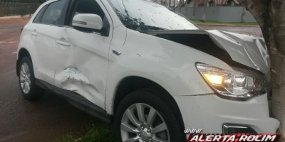 Rolim de Moura -  Dois carros colidem no Centro da cidade