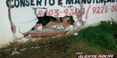 Rolim de Moura -  Após colisão, caminhonete bate e destrói  parte do muro de residência