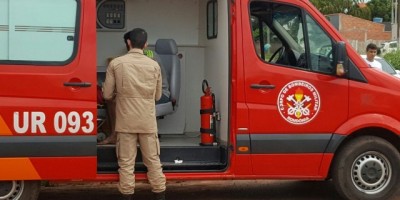 Rolim de Moura -  Motociclista é socorrido pelos bombeiros após colidir em carro 