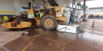 Máquina invade posto e derruba bomba de combustível em Espigão do Oeste
