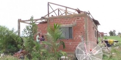 Rolim de Moura -  Após vendaval, moradora pede ajuda para reconstruir a casa - Vídeo