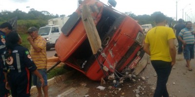 Caminhão destrói poste a margem da BR-364 após quebrar eixo