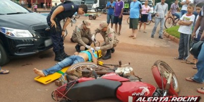 Rolim de Moura -  Motociclista trafegando pela contramão avança via e acaba atingido por carro