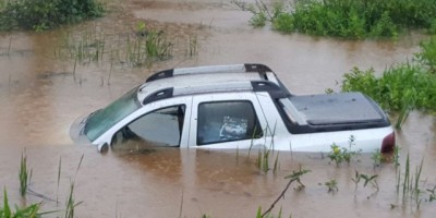 Rolim de Moura -  Após aquaplanar, carro roda na pista e capota dentro de córrego 