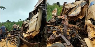 Jaru -  Carreta colide frontalmente com caminhão boiadeiro ao desviar de buraco na BR 364 e faz uma vítima fatal