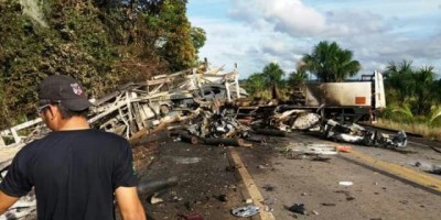Motoristas morrem carbonizados em acidente envolvendo carretas na BR 364 em Porto Velho
