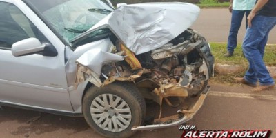 Rolim de Moura -  Carro colide na traseira de caminhonete na RO-010