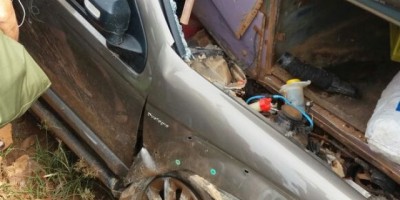 Jaru -  Homem sobrevive a grave acidente, após colidir traseira de ônibus e ficar preso as ferragens