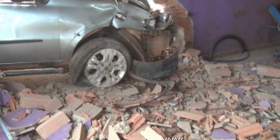 Rolim de Moura -  Condutor perde o controle da direção de carro e bate em parede de oficina