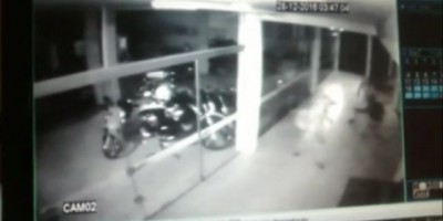 Paraná - Ladrão quebra porta de vidro para roubar loja, tem artéria furada e morre - Vídeo