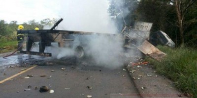 Carreta pega fogo e motorista morre queimado, próximo a Vilhena