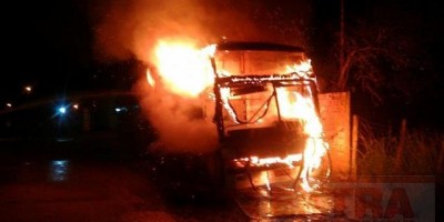Madrugada Violenta - Bandidos ateiam fogo em ônibus e atiram contra a Colônia Penal em Vilhena