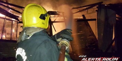 Rolim de Moura -  Casa de madeira é destruída pelo fogo no Bairro Planalto