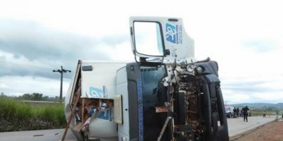 Caminhão da Coimbra se envolve em acidente e deixa três feridos