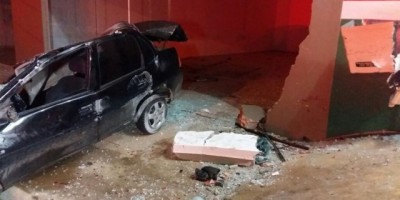 Ariquemes - Motorista perde controle do carro, colide em farmácia e atropela ciclista de 14 anos