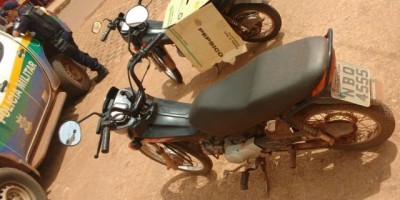 Rolim de Moura – Dois menores são surpreendidos pela PM enquanto tentavam furtar uma moto no Centro da cidade