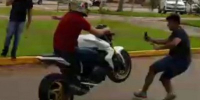 Mato Grosso - Motociclista faz manobra arriscada e atropela pedestre - Vídeo
