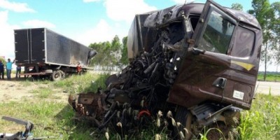 Duas carretas ficam destruídas em colisão na BR-364