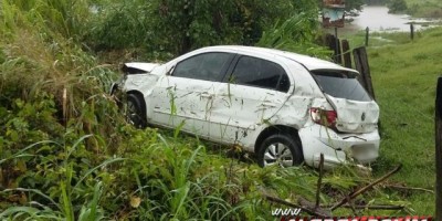 Rolim de Moura - Após aquaplanar na RO-010, carro sai da pista e bate em cerca de propriedade rural