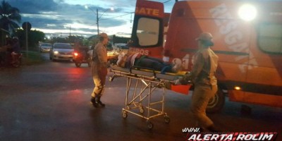 Rolim de Moura -  Mulher é socorrida pelos bombeiros após colisão entre moto e carro