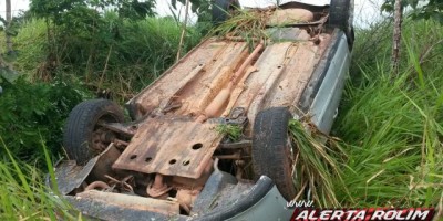 Capotamento de carro é registrado na RO-479
