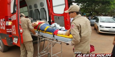 Rolim de Moura - Homem abre porta de carro e atinge motociclista na Avenida 25 de Agosto