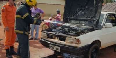Rolim de Moura - Carro pega fogo enquanto trafegava pelo Bairro Olímpico