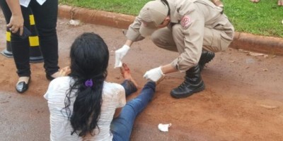 Rolim de Moura -  Mulher sofre queda de moto após bater em buraco na Rua Rio Madeira
