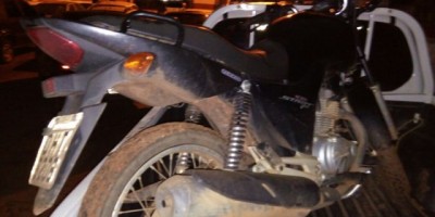Rolim de Moura - Adolescente de 14 anos furta moto que estava estacionada no Centro da cidade, mas acaba apreendido pela PM