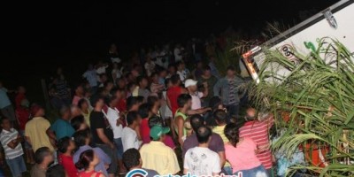 Mais de 200 pessoas cercam carreta de frangos tombada na 364 em Presidente Médici