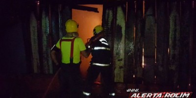 Rolim de Moura -  Casa de madeira é destruída pelo fogo no Bairro Beira Rio - Vídeo