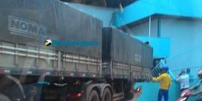 Motorista de carreta passa mal, invade o Sesi e destrói muro