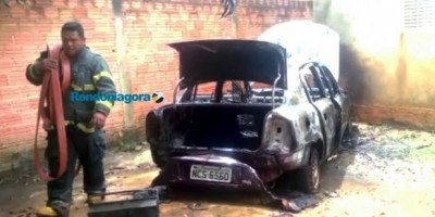 Trio assalta residência e incendeia carro em Porto Velho