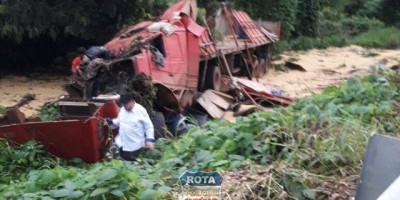 Carreta tomba na curva da Banana entre Vilhena e Colorado