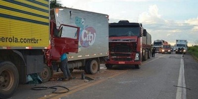 Acidente com três caminhões deixa dois presos às ferragens em veículo da City Lar
