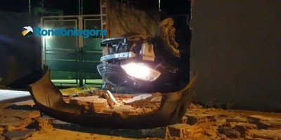 Vídeo: Motorista perde o controle do carro, capota e destrói muro de hospital em Porto Velho