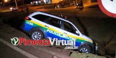 Dupla atira contra a polícia e provoca acidente com viatura em Pimenta Bueno